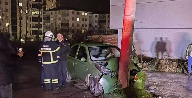 Otomobili Elektrik Direğine Çarptı