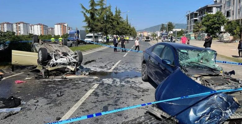 ALTINORDU’DA 3 ARAÇLIK FECİ KAZA