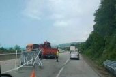 ELEKTRİK DİREKLERİ KARADENİZ SAHİL YOLUNA DÜŞTÜ