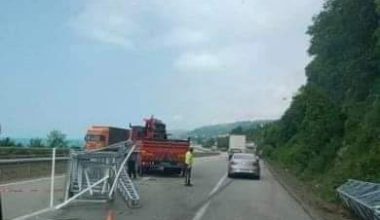 ELEKTRİK DİREKLERİ KARADENİZ SAHİL YOLUNA DÜŞTÜ