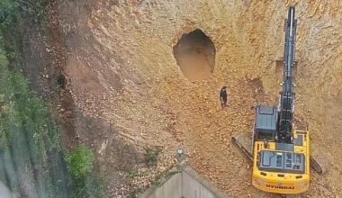 YOL ÇALIŞMASI SIRASINDA MAĞARA BULUNDU