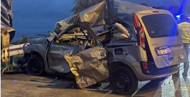 ARAÇ TIRA ÇARPTI: 1 ÖLÜ 3 YARALI
