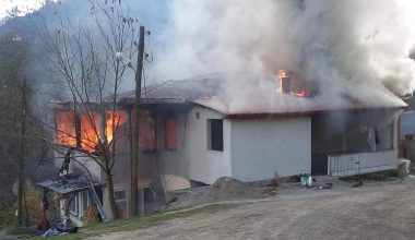 ÇAYBASI’NDA EV ALEVLERE TESLİM OLDU
