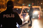 ALKOLLÜ EHLİYETSİZ SÜRÜCÜ KAÇTI, 4 POLİS ARACINA ZARAR VERDİ