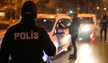 ALKOLLÜ EHLİYETSİZ SÜRÜCÜ KAÇTI, 4 POLİS ARACINA ZARAR VERDİ