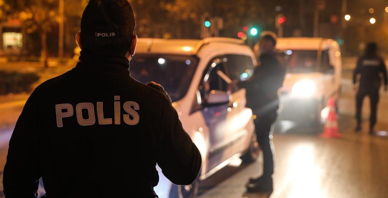 ALKOLLÜ EHLİYETSİZ SÜRÜCÜ KAÇTI, 4 POLİS ARACINA ZARAR VERDİ