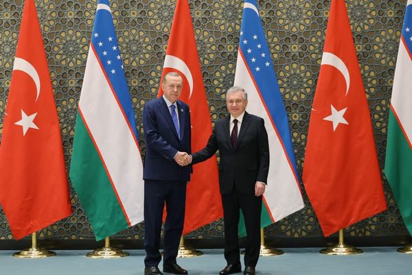 ERDOĞAN’A YÜKSEK DÜZEYLİ İMAM BUHARİ NİŞANI TAKDİM EDİLDİ