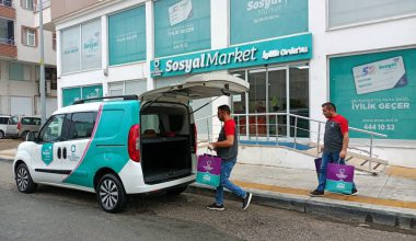 İHTİYAÇ SAHİPLERİNİN YÜZÜ SOSYAL MARKET İLE GÜLÜYOR