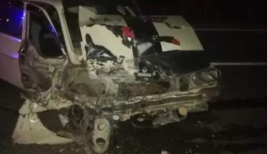 2 OTOMOBİL KAFA KAFAYA ÇARPIŞTI