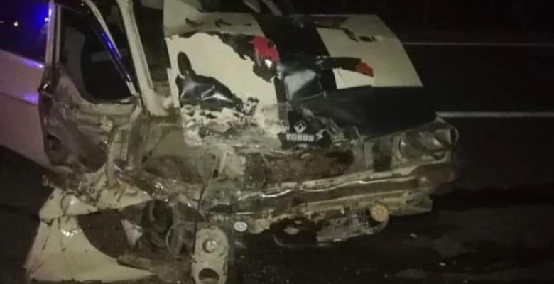 2 OTOMOBİL KAFA KAFAYA ÇARPIŞTI