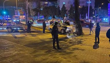 AĞACA ÇARPTI, ARAÇTA SIKIŞANLAR OLDU