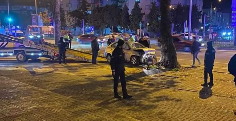 AĞACA ÇARPTI, ARAÇTA SIKIŞANLAR OLDU