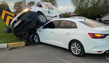 HAFİF TİCARİ ARAÇ OTOMOBİLİN ÜSTÜNE ÇIKTI