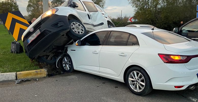 HAFİF TİCARİ ARAÇ OTOMOBİLİN ÜSTÜNE ÇIKTI