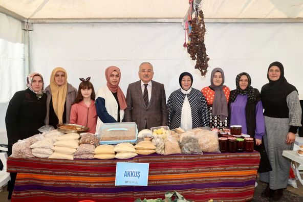 BAŞKAN GÜLER, KADIN KOOPERATİFLERİNİN AÇTIKLARI STANTLARI ZİYARET ETTİ
