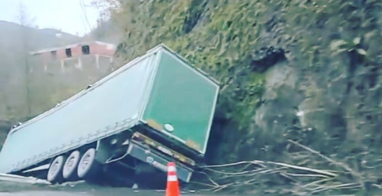 FATSA ALTINORDU YOLUNDA TIR KAZASI