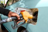 MOTORİNE VE BENZİNDE BÜYÜK İNDİRİM BEKLENİYOR