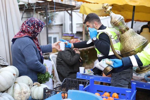 ESNAF VE VATANDAŞ GÜNE BÜYÜKŞEHİR’İN ÇORBA İKRAMI İLE BAŞLIYOR