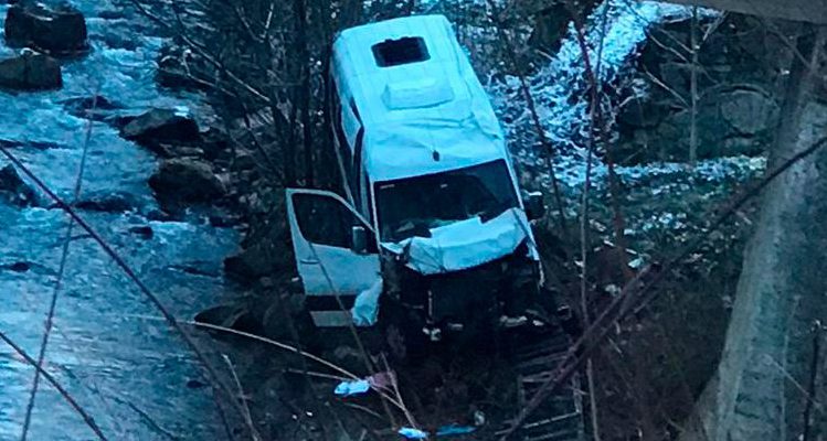 GÖLKÖY’DE OKUL SERVİSİ ŞARAMPOLE YUVARLANDI