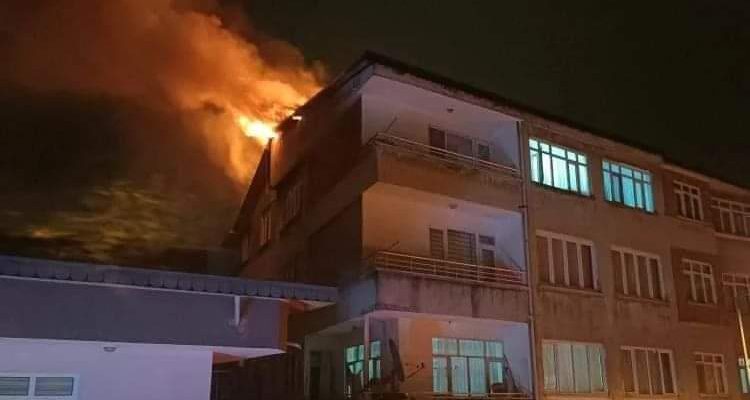 İTFAİYE EKİPLERİ YANGINA MÜDAHALE EDİYOR