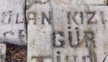 AYBASTI’DA MEZAR TAŞLARINI KIRDILAR