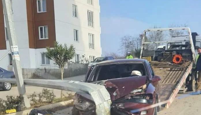 OTOMOBİL AYDINLATMA DİREĞİNE ÇARPTI