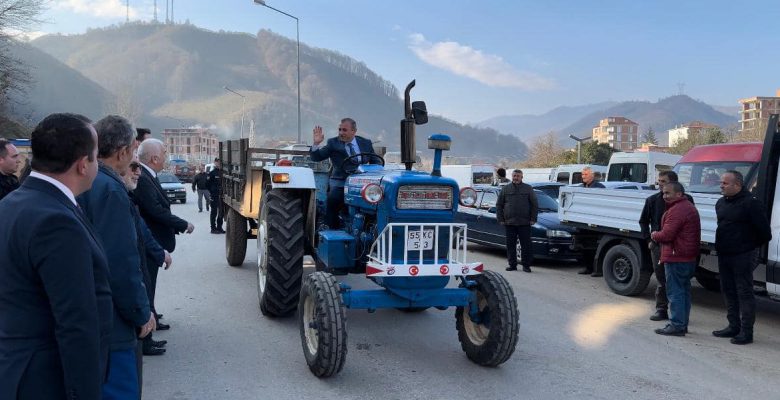 ORDU VALİSİ İKİZCE’DE TRAKTÖR KULLANDI