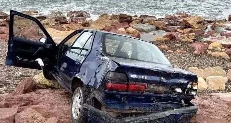 FATSA’DA ARAÇ DENİZE UÇMAKTAN SON ANDA KURTULDU