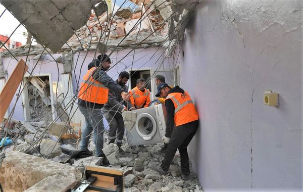 ALTINORDU ARAMA KURTARMA EKİBİ AFETZEDELERİN YANINDA
