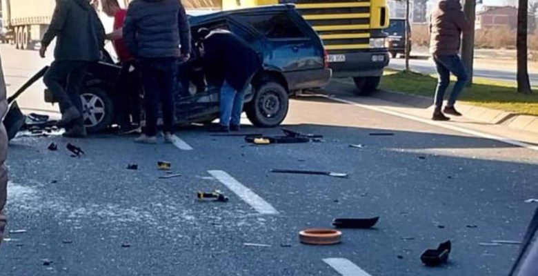 FECİ KAZADA ARAÇTA SIKIŞTILAR