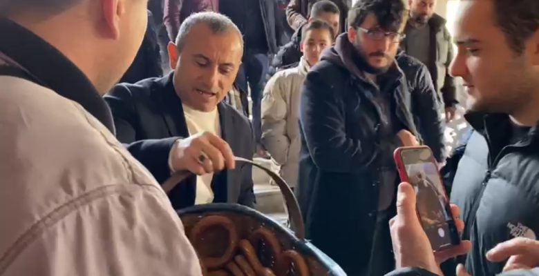 ORDU VALİSİ SONEL SİMİT DAĞITTI (İZLE)