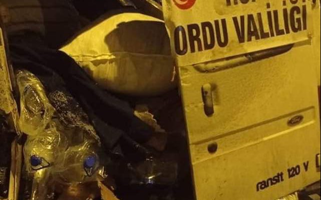 ORDU’DAN YARDIM GÖTÜREN ARAÇ KAZA YAPTI