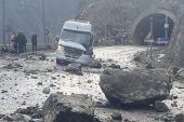 YAMAÇTAN KOPAN KAYA MİNİBÜSE İSABET ETTİ