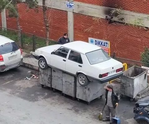 İLGİNÇ OLAY! ESNAF ARACI ÇÖPE ATTI