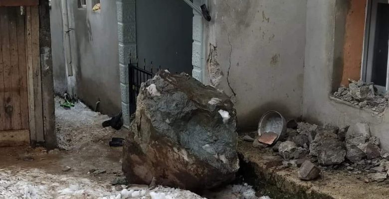 DÜŞEN KAYALAR BİR EVE ZARAR VERDİ / KORGAN’DA HEYELAN