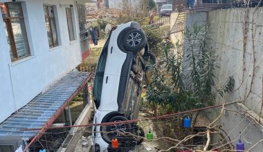 YAŞANAN KAZADA OTOMOBİL BOŞLUĞA DÜŞTÜ