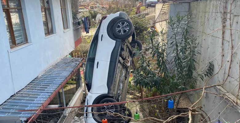 YAŞANAN KAZADA OTOMOBİL BOŞLUĞA DÜŞTÜ