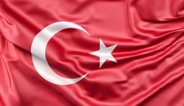 BAYRAKLAR YARIYA İNDİRİLECEK