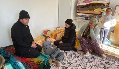 BAŞKAN TÖREN ENGELLİ DEPREMZEDE ÇOCUĞU YALNIZ BIRAKMADI