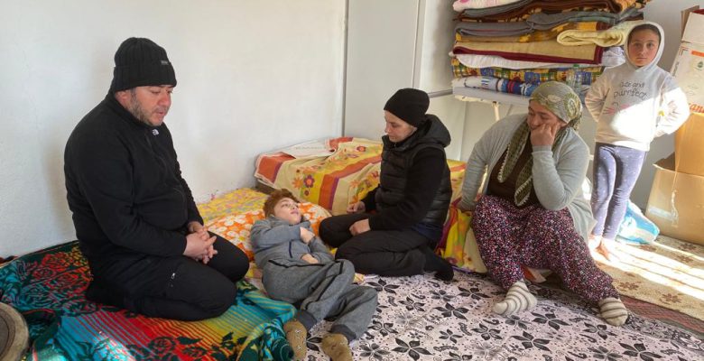 BAŞKAN TÖREN ENGELLİ DEPREMZEDE ÇOCUĞU YALNIZ BIRAKMADI