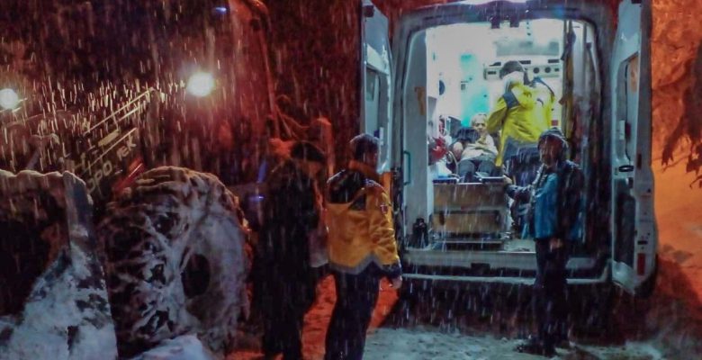 AMBULANS KAR NEDENİYLE HASTAYA ULAŞAMAYINCA…