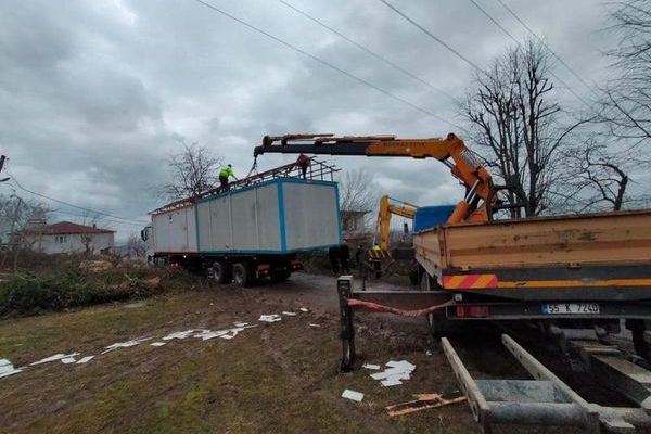 44 ADET KONTEYNER DEPREMZEDELER İÇİN YOLA ÇIKTI