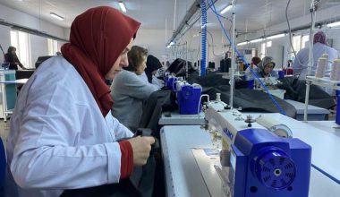 ALTINORDULU KADINLAR DEPREMZEDELER İÇİN MAKİNE BAŞINDA ALTINORDULU KADINLAR DEPREMZEDELER İÇİN MAKİNE BAŞINDA