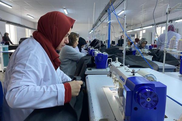 ALTINORDULU KADINLAR DEPREMZEDELER İÇİN MAKİNE BAŞINDA