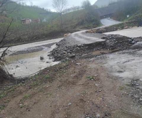 BİR MAHALLEYE GEÇİŞ KÖPRÜSÜ YIKILDI