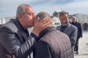 ORDU VALİSİ’Nİ ANLINDAN ÖPTÜ
