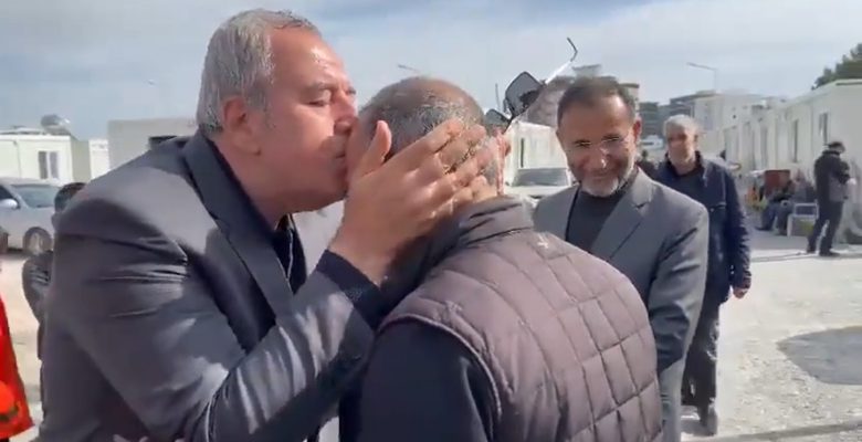 ORDU VALİSİ’Nİ ANLINDAN ÖPTÜ
