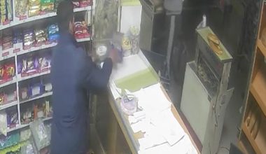 İŞ YERİNDEN YARDIM KUMBARALARINI ÇALDI (İZLE)