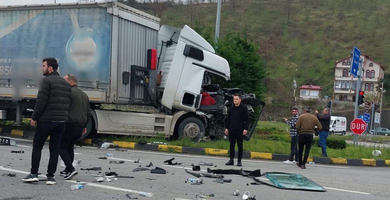 KARADENİZ SAHİL YOLUNDA TIR KAZASI