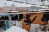 CAMBAŞI’INDA EVİN ÜSTÜNE KAR KÜTLESİ DÜŞTÜ